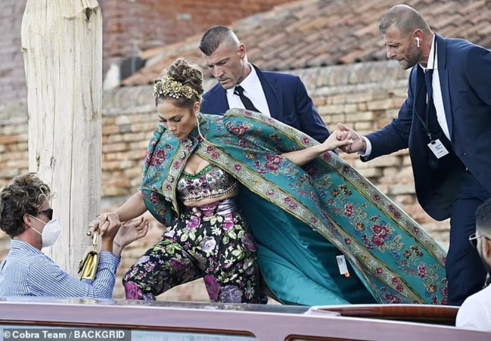 Lên đồ đi dự sự kiện, Jennifer Lopez kém sang vì một chi tiết bất cẩn - 5 Lên đồ đi dự sự kiện, Jennifer Lopez kém sang vì một chi tiết bất cẩn - 5