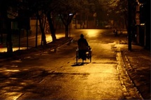 Người đàn ông bế con trong đêm khiến nữ lao công rụng rời