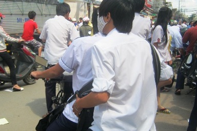 Những đứa trẻ… “bị bỏ rơi”