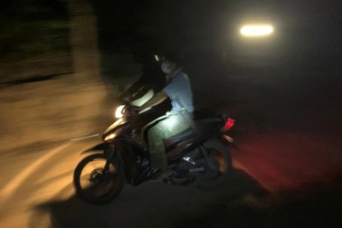 "Xin xỏ" không được, lâm tặc rút dao tấn công cán bộ để cướp lại gỗ