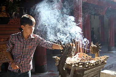 Sĩ tử đội nắng tới Văn Miếu cầu may mắn