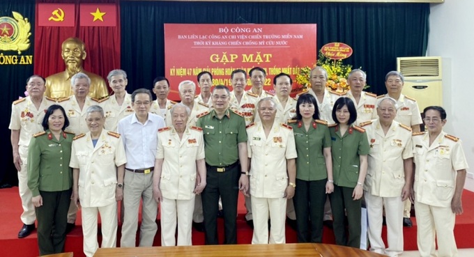 Trung tướng Tô Ân Xô, Trợ lý Bộ trưởng, Chánh Văn phòng Bộ Công An cùng các vị khách mời chụp ảnh lưu niệm với đại diện Ban liên lạc tại buổi gặp mặt