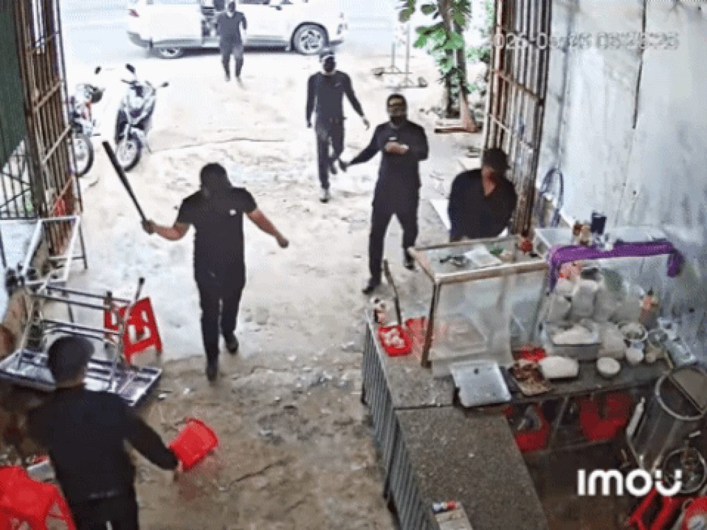 Vụ nhóm côn đồ đập phá quán phở: Bắt 5 đối tượng lẩn trốn ở TPHCM - 1 Vụ nhóm côn đồ đập phá quán phở: Bắt 5 đối tượng lẩn trốn ở TPHCM - 1