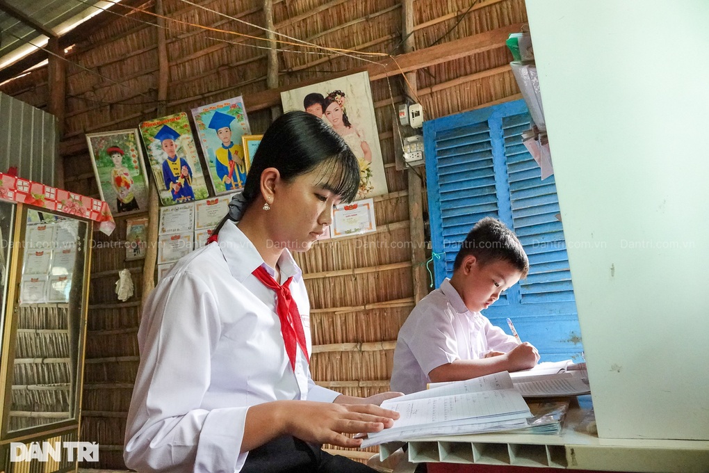 Chồng bắt ốc, hái rau nuôi vợ ung thư vú, 2 con thơ nguy cơ nghỉ học - 4 Chồng bắt ốc, hái rau nuôi vợ ung thư vú, 2 con thơ nguy cơ nghỉ học - 4