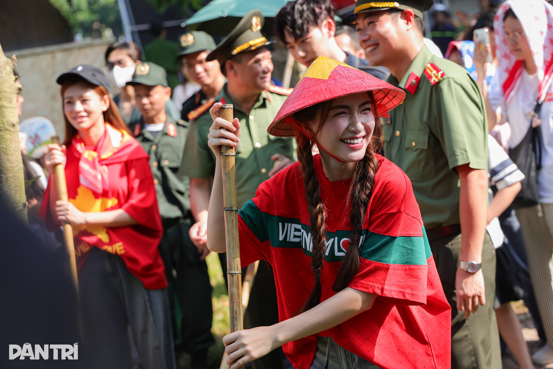 Hòa Minzy, Quốc Thiên cùng dàn sao trồng cây vì Thủ đô xanh - 4 Hòa Minzy, Quốc Thiên cùng dàn sao trồng cây vì Thủ đô xanh - 4