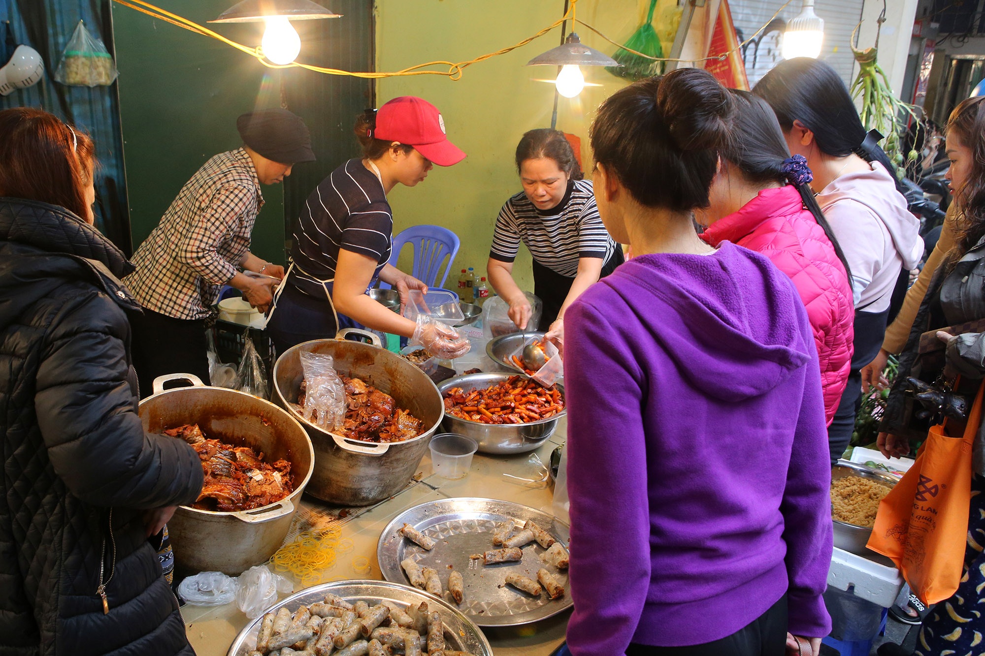 Người Hà Nội chen chân trong phiên chợ cuối cùng của năm - 6