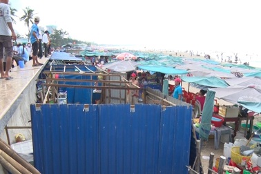 Tháo dỡ hàng chục ki ốt trái phép ven bờ biển