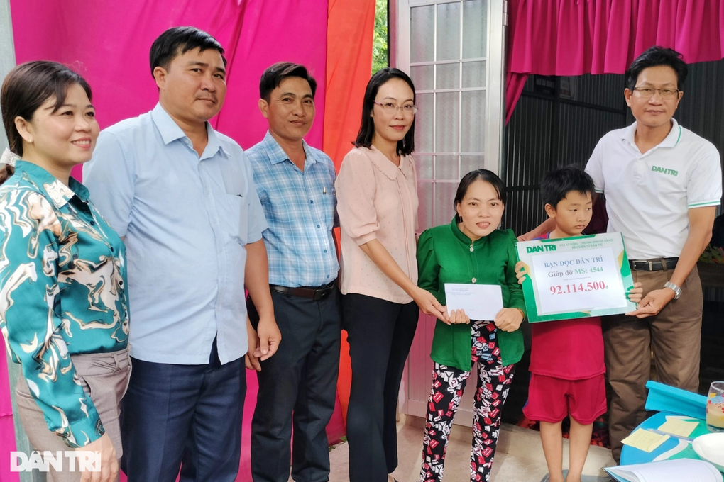 Bé trai mồ côi cha, mẹ tật nguyền được bạn đọc giúp đỡ 116 triệu đồng - 1 Bé trai mồ côi cha, mẹ tật nguyền được bạn đọc giúp đỡ 116 triệu đồng - 1