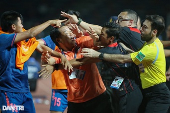 Toàn cảnh cuộc ẩu đả đáng xấu hổ trong trận chung kết bóng đá nam SEA Games