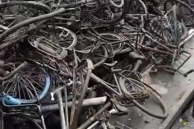 Hàng ngàn chiếc xe đạp được vớt lên từ một con kênh ở Amsterdam