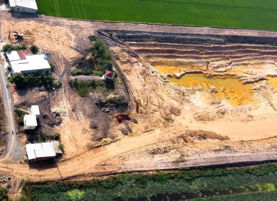 Khai thác đất trái phép, 2 doanh nghiệp bị phạt hơn 6 tỷ đồng - 2 Khai thác đất trái phép, 2 doanh nghiệp bị phạt hơn 6 tỷ đồng - 2