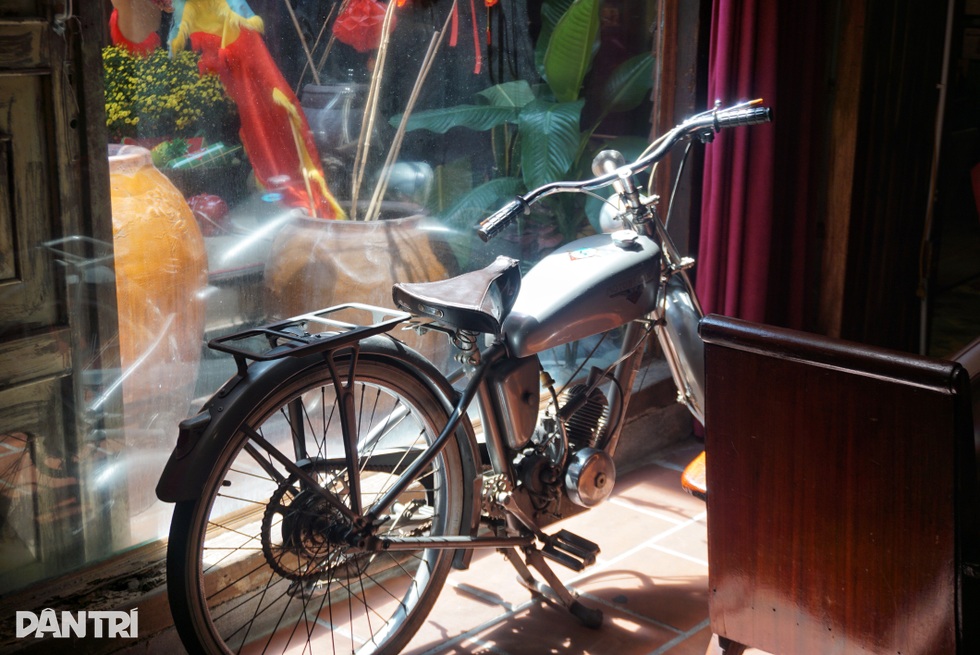 Quán cà phê TPHCM có 10.000 món đồ cổ: Tiền hóa thạch, xe thời vua Bảo Đại - 5