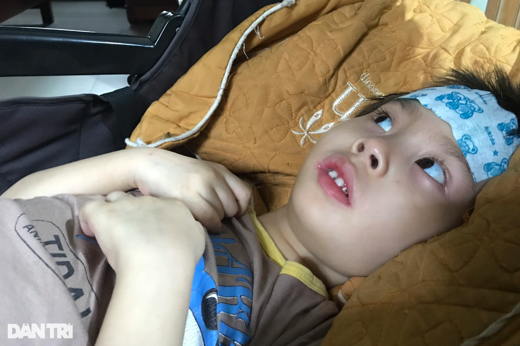 Bé gái 5 tuổi mềm như sợi bún, người mẹ trẻ lo mất con bất cứ lúc nào - 1 Bé gái 5 tuổi mềm như sợi bún, người mẹ trẻ lo mất con bất cứ lúc nào - 1