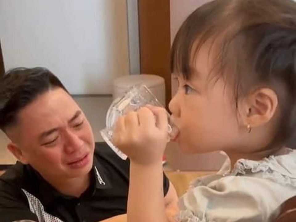 Ông bố khóc nức nở khi con gái sắp phải... đi học mẫu giáo - 1 Ông bố khóc nức nở khi con gái sắp phải... đi học mẫu giáo - 1