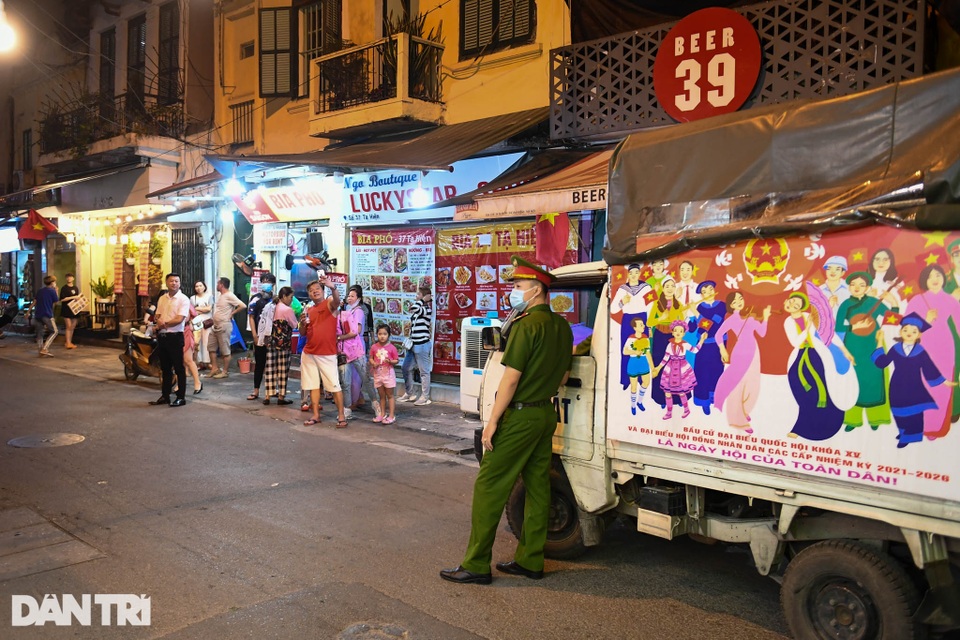 Hà Nội đóng cửa quán bar, karaoke..., phố Tây Tạ Hiện vẫn tấp nập khách - 11 Hà Nội đóng cửa quán bar, karaoke..., phố Tây Tạ Hiện vẫn tấp nập khách - 11