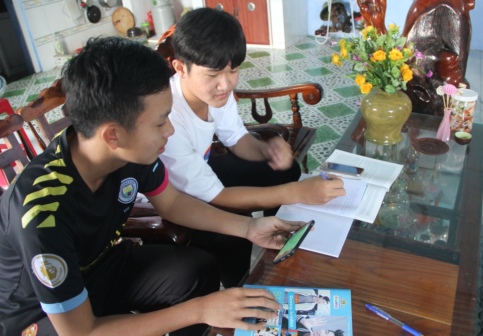 Học sinh vùng quê thích thú với lớp học trực tuyến giữa mùa dịch - 6 Học sinh vùng quê thích thú với lớp học trực tuyến giữa mùa dịch - 6