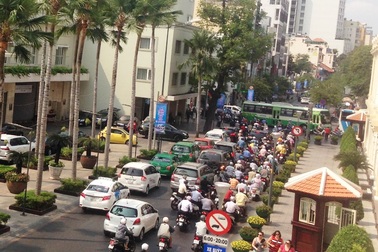 Thu phí ô tô vào trung tâm: Giảm kẹt xe hay thu tiền?