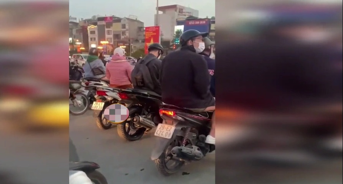 Chàng trai Hà Nội khoác áo cho bé gái bán hàng rong gây sốt - 3 Chàng trai Hà Nội khoác áo cho bé gái bán hàng rong gây sốt - 3