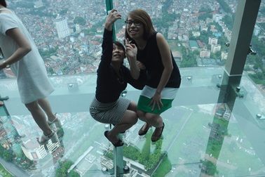 Cận cảnh khu Sky walk “khủng” nhất Châu Á tại tòa tháp cao thứ 2 Việt Nam