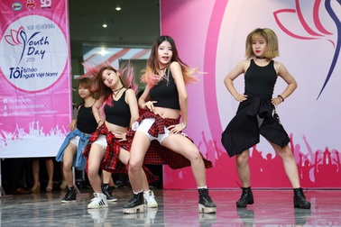 Hàng ngàn bạn trẻ đội mưa tham gia ngày hội hiến máu tình nguyện