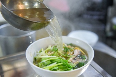 Quán phở tự tráng của người Mông giữa lòng Hà Nội, ngày bán hết vèo 500 bát