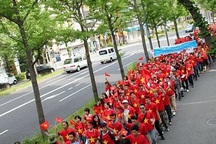 Hơn 1.000 người Việt tuần hành tại Osaka phản đối Trung Quốc