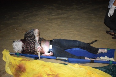 Xác chết nam giới đang phân hủy trôi dạt vào bờ biển