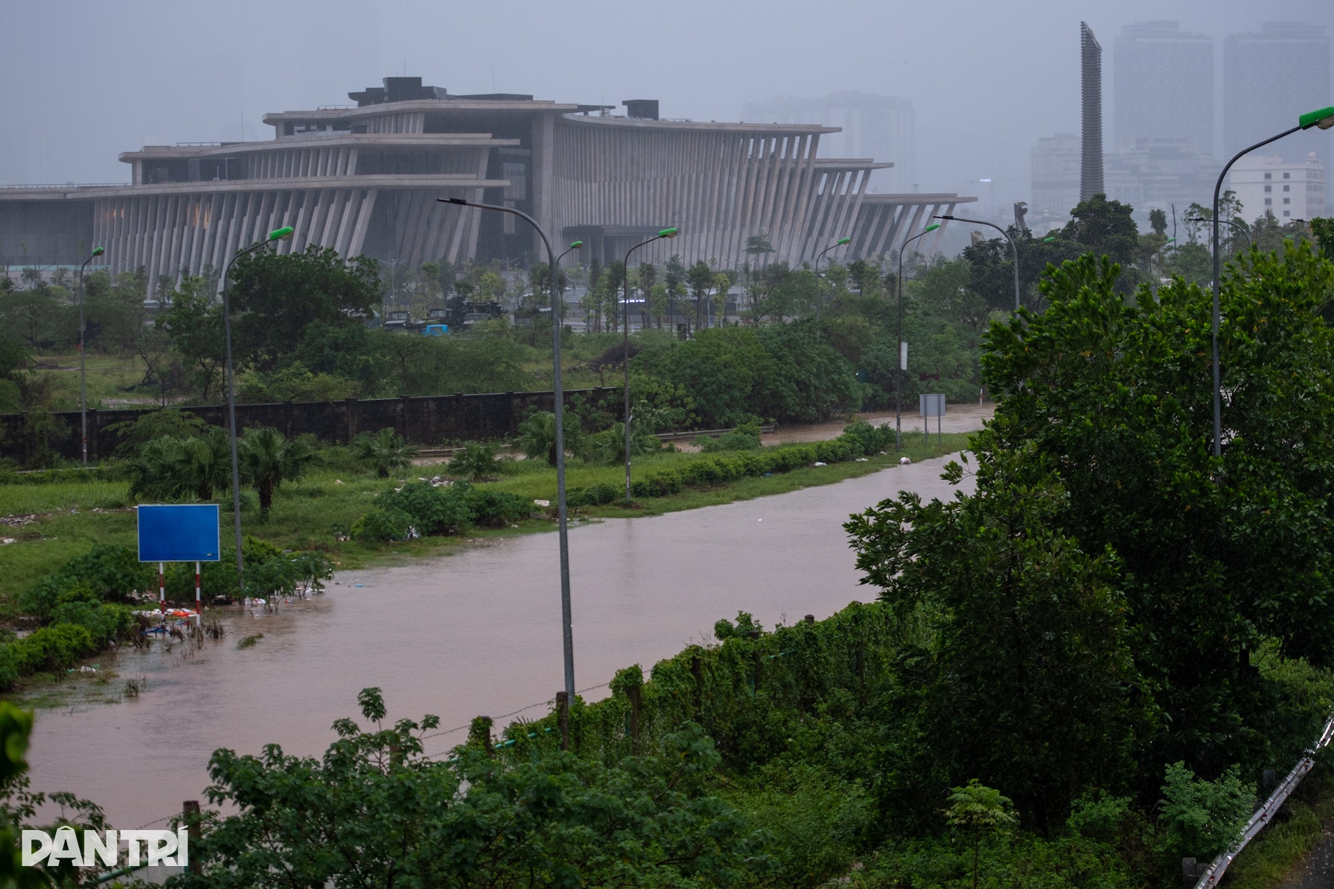 Hà Nội mưa lớn từ sáng sớm, phố phường ngập sâu, xe cộ chết máy hàng loạt - 5 Hà Nội mưa lớn từ sáng sớm, phố phường ngập sâu, xe cộ chết máy hàng loạt - 5