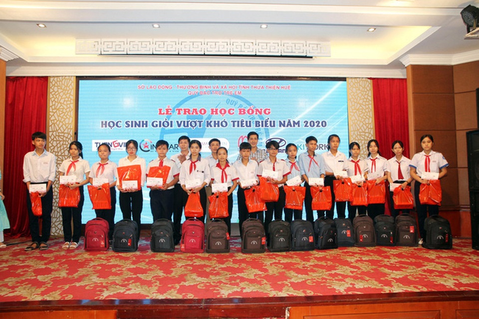 Sở LĐ-TBXH Thừa Thiên Huế trao học bổng 100 học sinh vượt khó học giỏi - 1 Sở LĐ-TBXH Thừa Thiên Huế trao học bổng 100 học sinh vượt khó học giỏi - 1