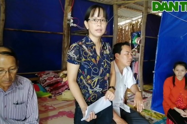 Trao tiền bạn đọc Dân trí đến gia đỉnh em Út Nhớ ở Bạc Liêu.