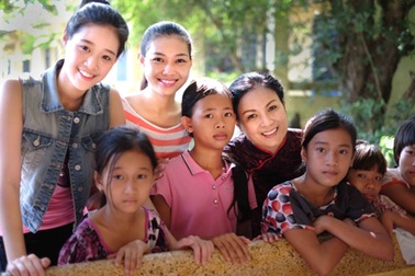 Người đẹp áo dài Khánh Vân tích cực làm từ thiện