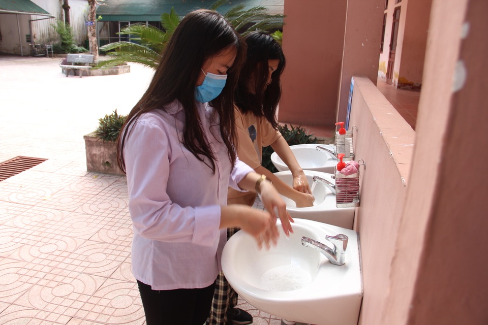 Nghiêm ngặt kiểm tra thí sinh vào làm thủ tục dự thi tốt nghiệp THPT 2020 - 40 Nghiêm ngặt kiểm tra thí sinh vào làm thủ tục dự thi tốt nghiệp THPT 2020 - 40
