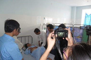 Lưng đỡ đau, cụ bà mang “thai đá” được xuất viện