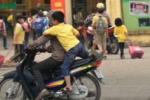 Xử phạt hành vi không đội MBH cho trẻ em đi xe máy, xe đạp điện