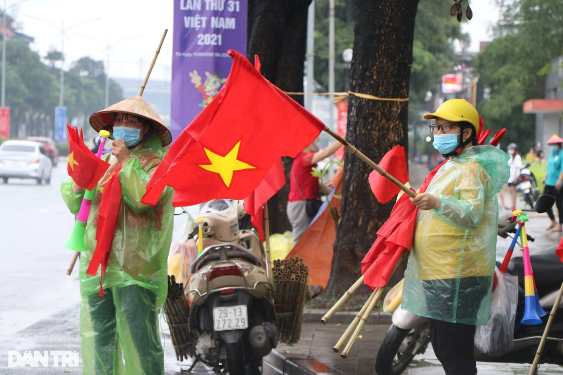 Không đủ tiền mua vé, 2 cha con người Phú Thọ đứng bán cờ chờ vé hạ - 1 Không đủ tiền mua vé, 2 cha con người Phú Thọ đứng bán cờ chờ vé hạ - 1