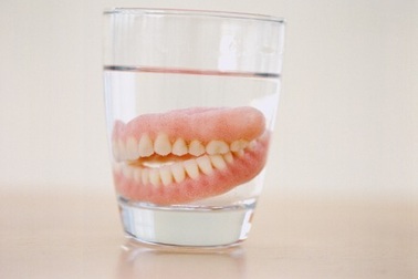 Cụ ông tử vong do nuốt phải răng giả