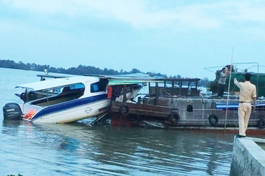Ca nô tông vào ghe trên sông Vàm Cỏ, 1 phụ nữ tử vong