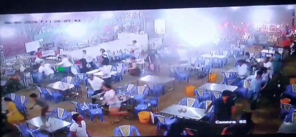 Gần 200 thanh niên cầm hung khí đánh người, đập phá quán ốc - 2 Gần 200 thanh niên cầm hung khí đánh người, đập phá quán ốc - 2