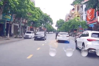 Người phụ nữ dừng ô tô giữa đường đầy oái oăm rồi bỏ đi