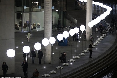 Tái hiện Bức tường Berlin bằng 8.000 quả bóng