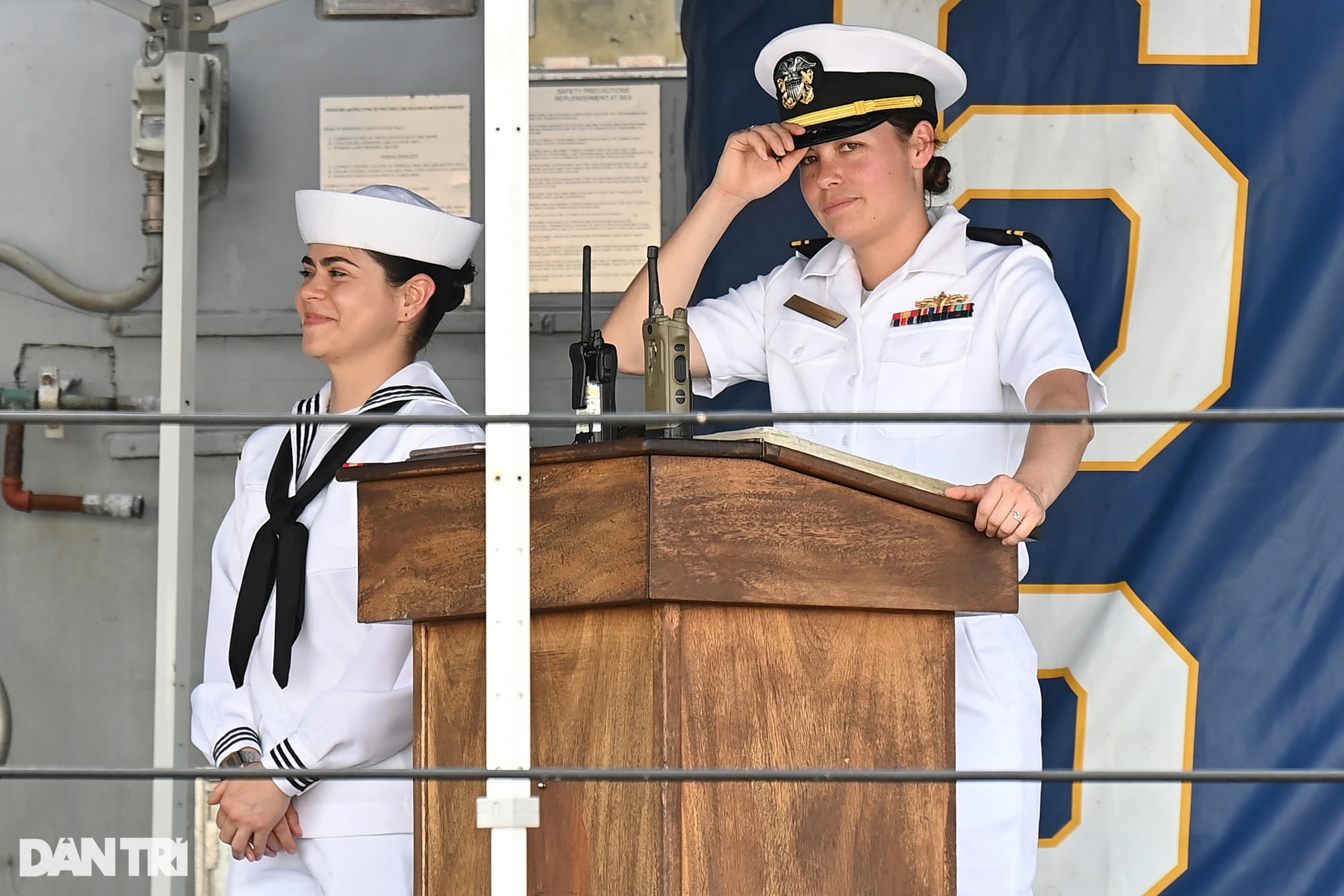 Cận cảnh tàu sân bay Mỹ USS Ronald Reagan vào vịnh Đà Nẵng - 8 Cận cảnh tàu sân bay Mỹ USS Ronald Reagan vào vịnh Đà Nẵng - 8