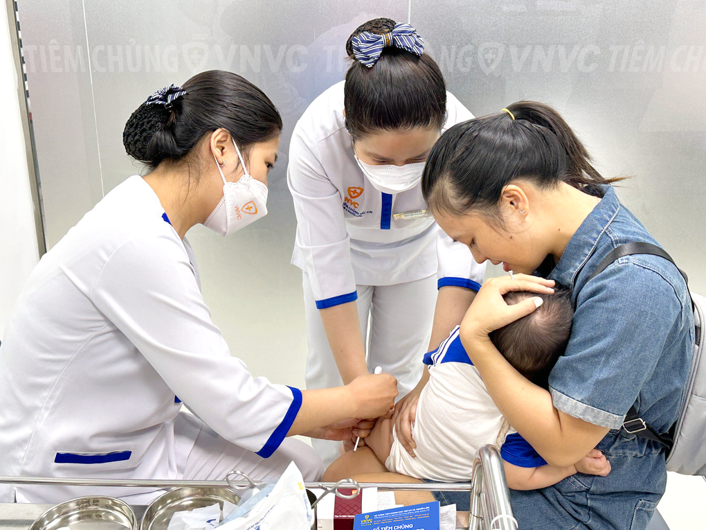 Bé gái ở Tây Ninh nguy kịch do não mô cầu nhóm B chưa tiêm vaccine - 2 Bé gái ở Tây Ninh nguy kịch do não mô cầu nhóm B chưa tiêm vaccine - 2