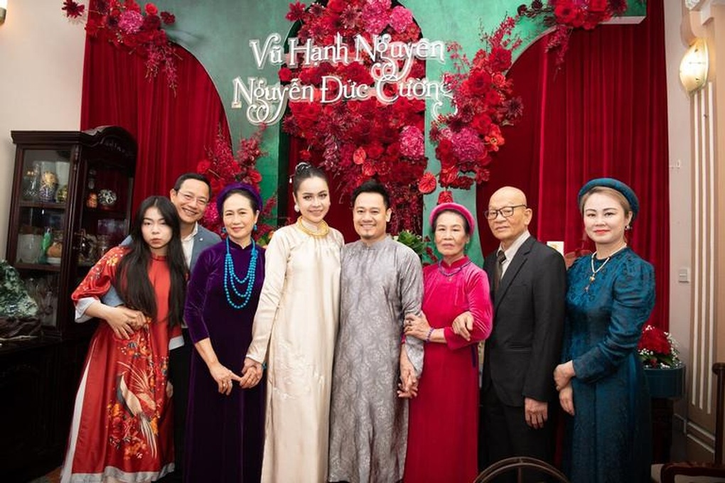 Vũ Hạnh Nguyên mặc đồ thể thao, lái mui trần ở lễ ăn hỏi Nguyễn Đức Cường - 1 Vũ Hạnh Nguyên mặc đồ thể thao, lái mui trần ở lễ ăn hỏi Nguyễn Đức Cường - 1