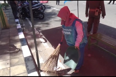 Người dân bị phạt quét rác, dọn vệ sinh vì không đeo khẩu trang