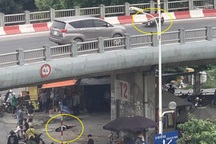 Xe máy đâm vào đường dẫn cầu Vĩnh Tuy, một người "bay" xuống đường