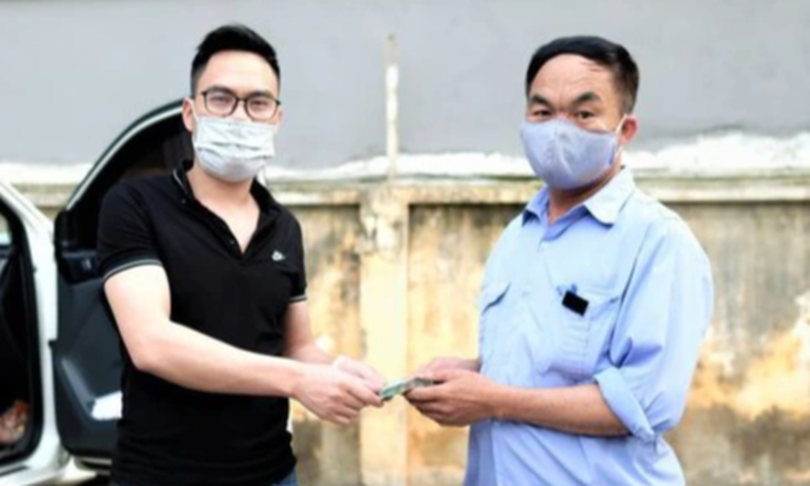 Bảo vệ bệnh viện nhặt được 50 triệu đồng ở bãi xe tìm cách trả lại khổ chủ - 1 Bảo vệ bệnh viện nhặt được 50 triệu đồng ở bãi xe tìm cách trả lại khổ chủ - 1