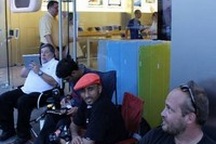 Đồng sáng lập Apple cũng xếp hàng chờ mua iPhone 4S