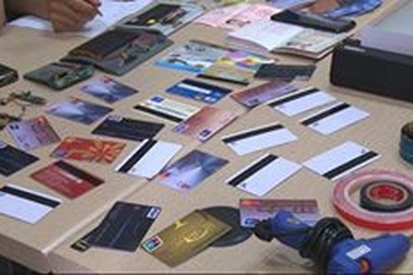 Bắt quả tang đối tượng người Trung Quốc dùng thẻ giả rút trộm tiền tại cây ATM