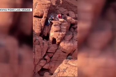 Hai du khách phá hoại khối đá cổ khiến nhiều người phẫn nộ