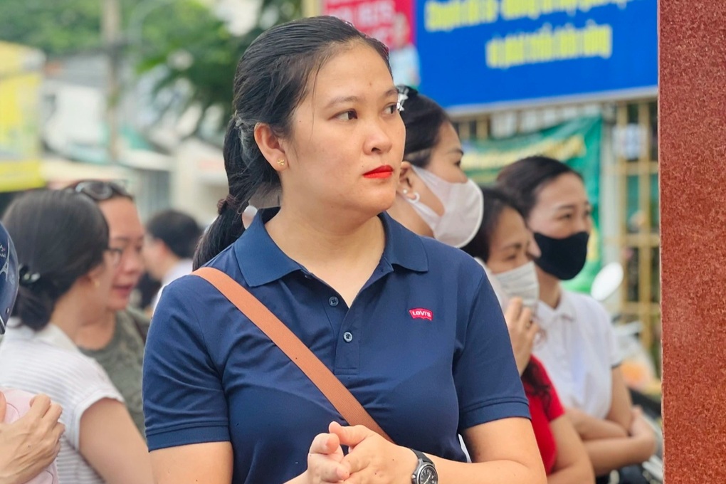 បាក់ដៃសិស្សសាលាកណ្តាលក្រុងនៅតែប្រជែងយកកៅអីថ្នាក់ទី៦ដល់ទី៣ Gãy tay, học sinh thành phố trong lòng thành phố vẫn tranh suất vào lớp 6 - 3
